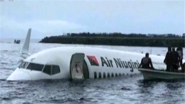 飞机秒变“大轮船”？一架载有47人的飞机坠入海洋！