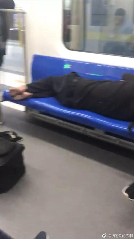 男子地铁横躺座椅什么情况，男子地铁横躺座椅引众怒原因揭秘