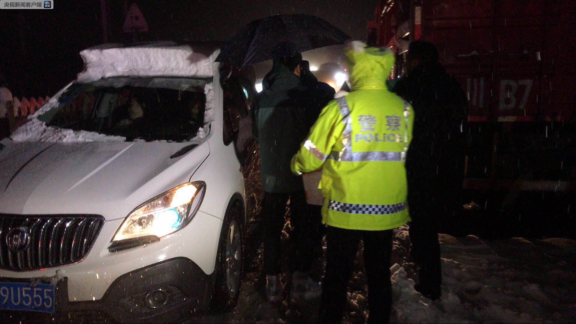 四川折多山大雪致出行难 警察携物资徒步上山救援