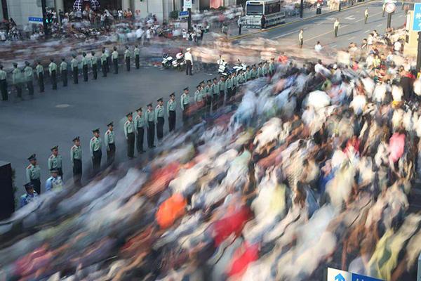 上海南京路武警“拉链式”引导大客流，背后有哪些故事？