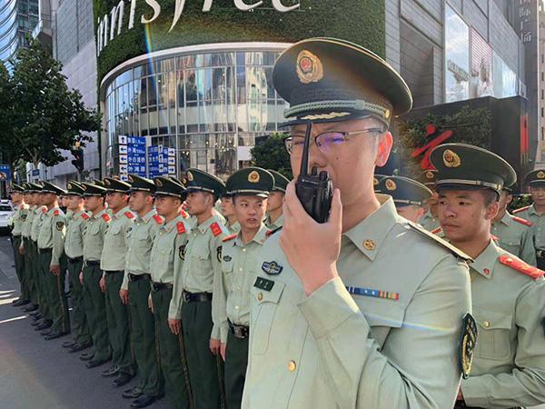 上海南京路武警“拉链式”引导大客流，背后有哪些故事？