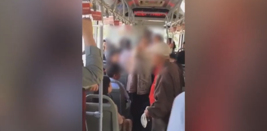 情侣公交上霸座骨折女孩提醒遭殴打 霸座2人被拘留