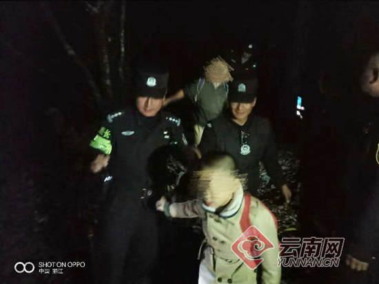 游客带孩子私爬玉龙雪山被困 警方4小时艰难营救
