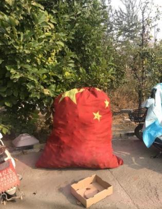 京昆高速服务区用国旗做垃圾袋 官方:别上纲上线