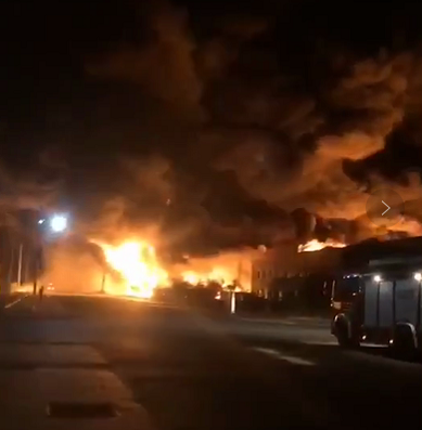 天津一工业园疑发生爆炸 现场浓烟滚滚火焰达数米