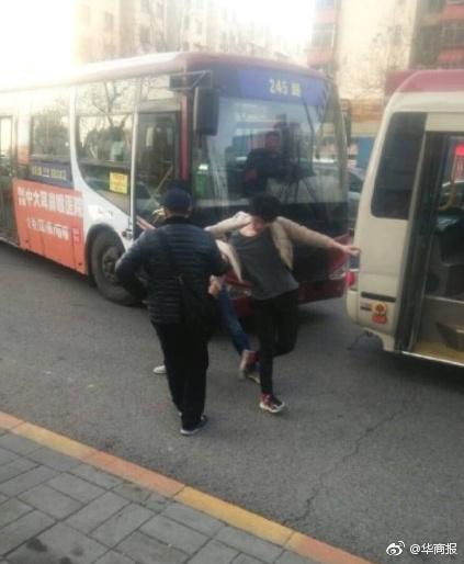少年公交上指认小偷被拉下车遭狂殴 涉案4人获刑