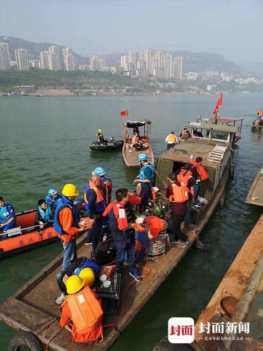 重庆公交车坠江处水深约80米 大型浮吊到场准备起吊公交车