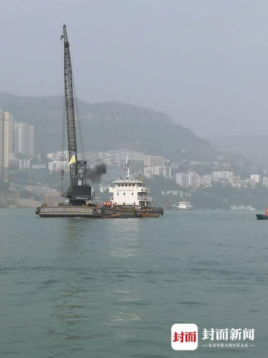 重庆公交车坠江处水深约80米 大型浮吊到场准备起吊公交车