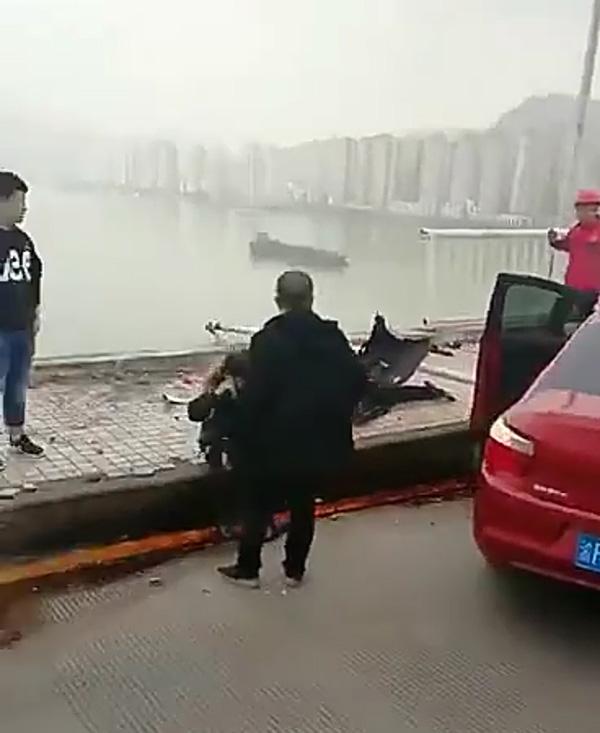 救援专家：坠江公交玻璃或被拍碎 人员生还希望渺茫