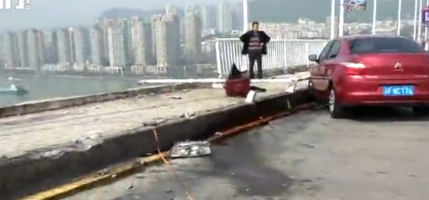 媒体：重庆公交车坠江事故 围攻“女司机”跑偏了