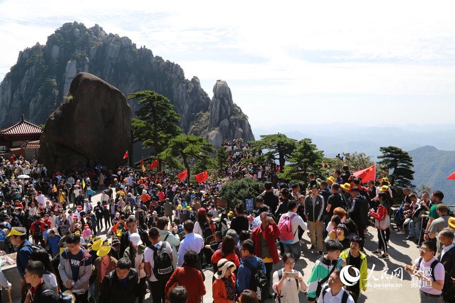 黄山3万游客达上限人们进退两难:启动预案停止售票
