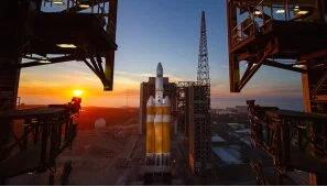 8日，德尔塔IV型重型火箭在发射台（图片：洛杉矶“ktla”电视台网站）