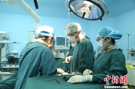 在催产不顺的情况下，妇产科团队决定立即为小英行剖宫产手术 金南星 摄