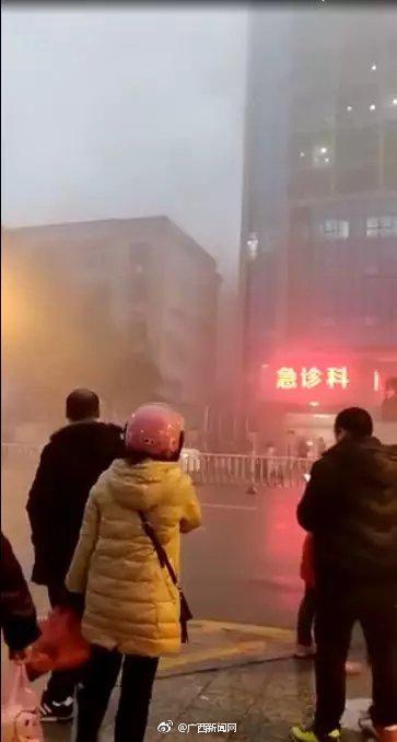 广西全州人民医院突发爆炸起火 现场传出滚滚浓烟