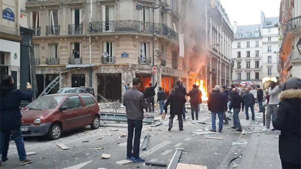 巴黎爆炸后居民在咖啡馆”压惊”:我暂时不能回家了