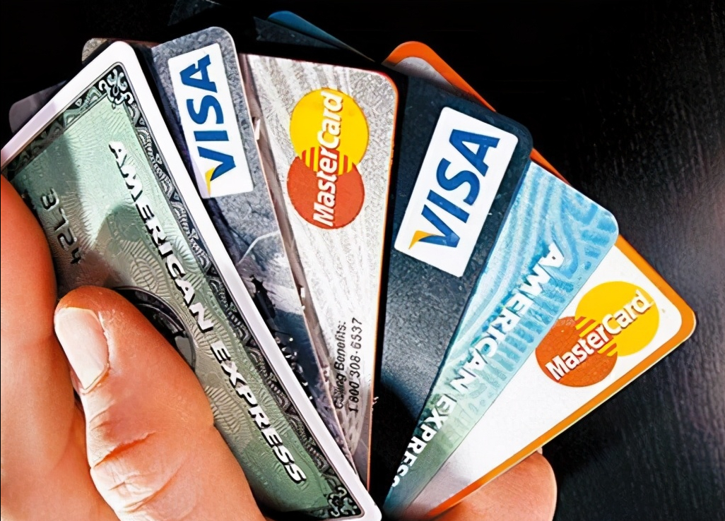 为何银行工作人员极力邀请你办信用卡？不仅免信用卡年费还送礼？