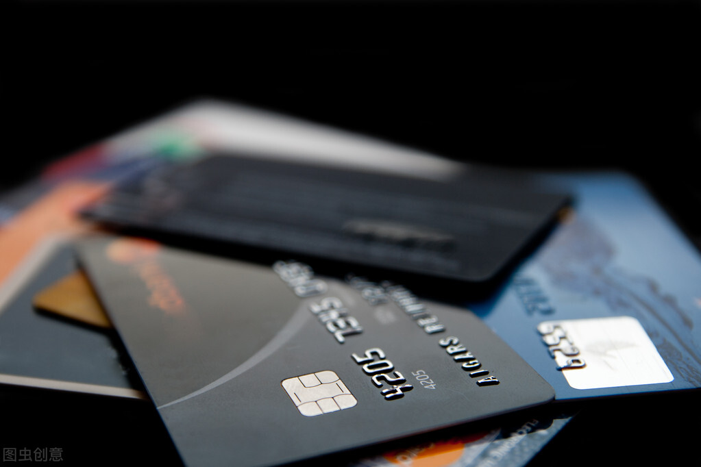信用卡每次都最低还款，除了是在给银行送钱，还有什么影响？