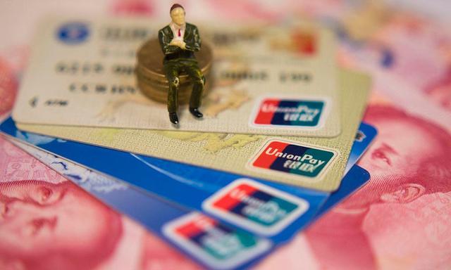 一张信用卡逾期了，会导致其他银行的信用卡降额吗？