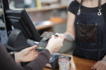 怎么解决信用卡逾期被秒扣款？怎么跟银行协商？